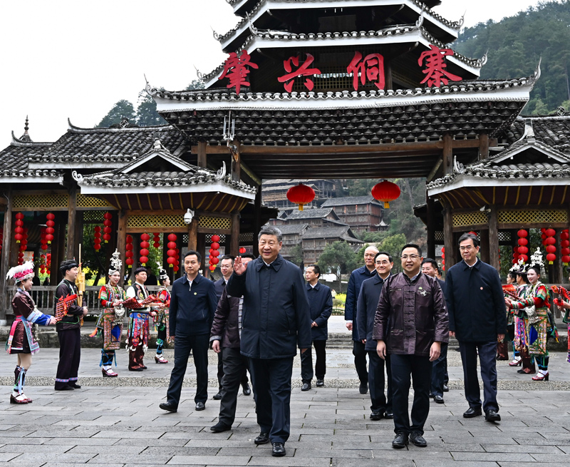△3月17日下午，習(xí)近平總書記在貴州黔東南州黎平縣肇興侗寨考察時，在寨門口向身著民族盛裝歡迎的村民揮手致意。