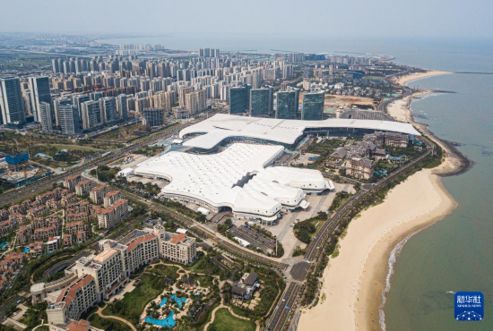這是4月4日拍攝的第五屆中國國際消費品博覽會主會場海南國際會展中心（無人機照片）。