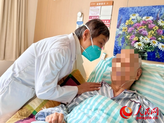 秦苑查房時(shí)詢問患者情況。人民網(wǎng) 陳葉欣攝