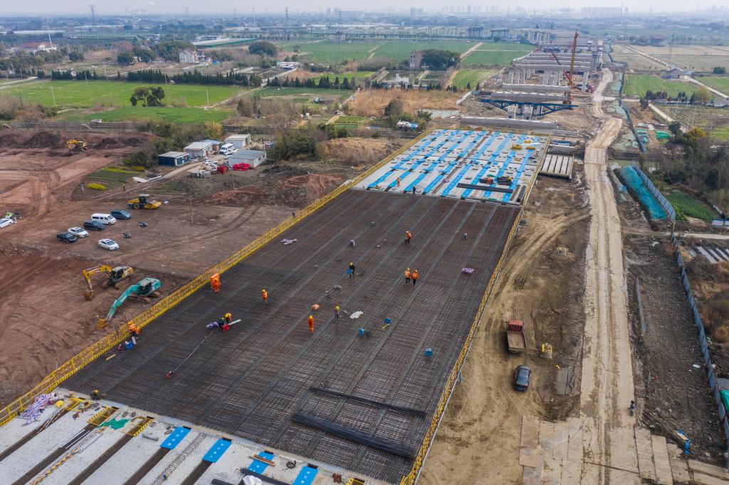 3月7日，在524國道秀洲王江涇至新塍公路工程TJ02標段，作業(yè)人員正在進行60米鋼混組合梁現(xiàn)澆橋面板鋼筋焊接及綁扎作業(yè)（無人機照片）。新華社記者 徐昱 攝
