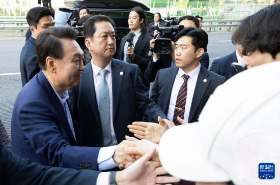 4月11日，韓國前總統(tǒng)尹錫悅（左一）在離開首爾漢南洞官邸時與支持者握手。新華社發(fā)（全休相攝）