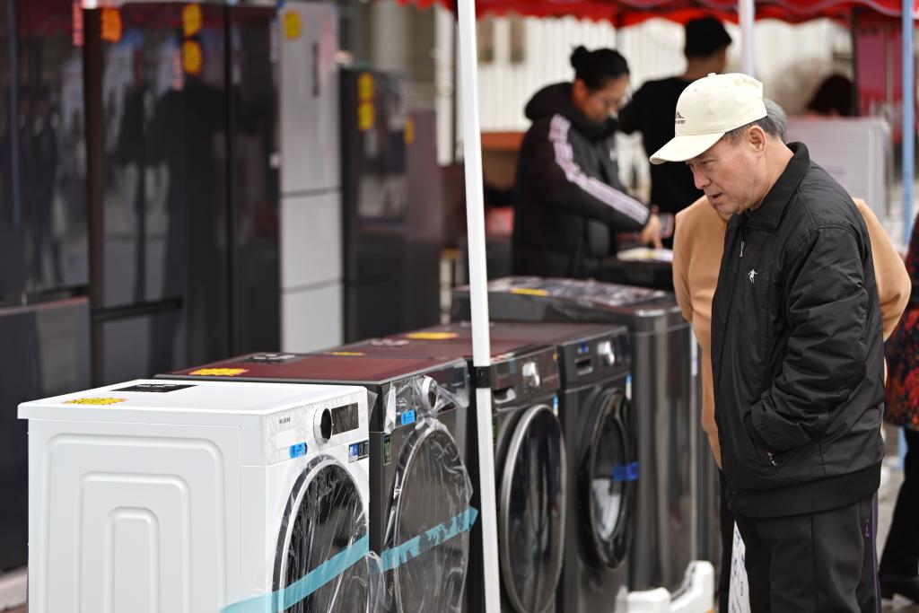 3月28日，天津市北辰區(qū)舉行2025年消費品以舊換新惠民服務(wù)活動，吸引眾多市民前來選購。新華社記者 李然 攝
