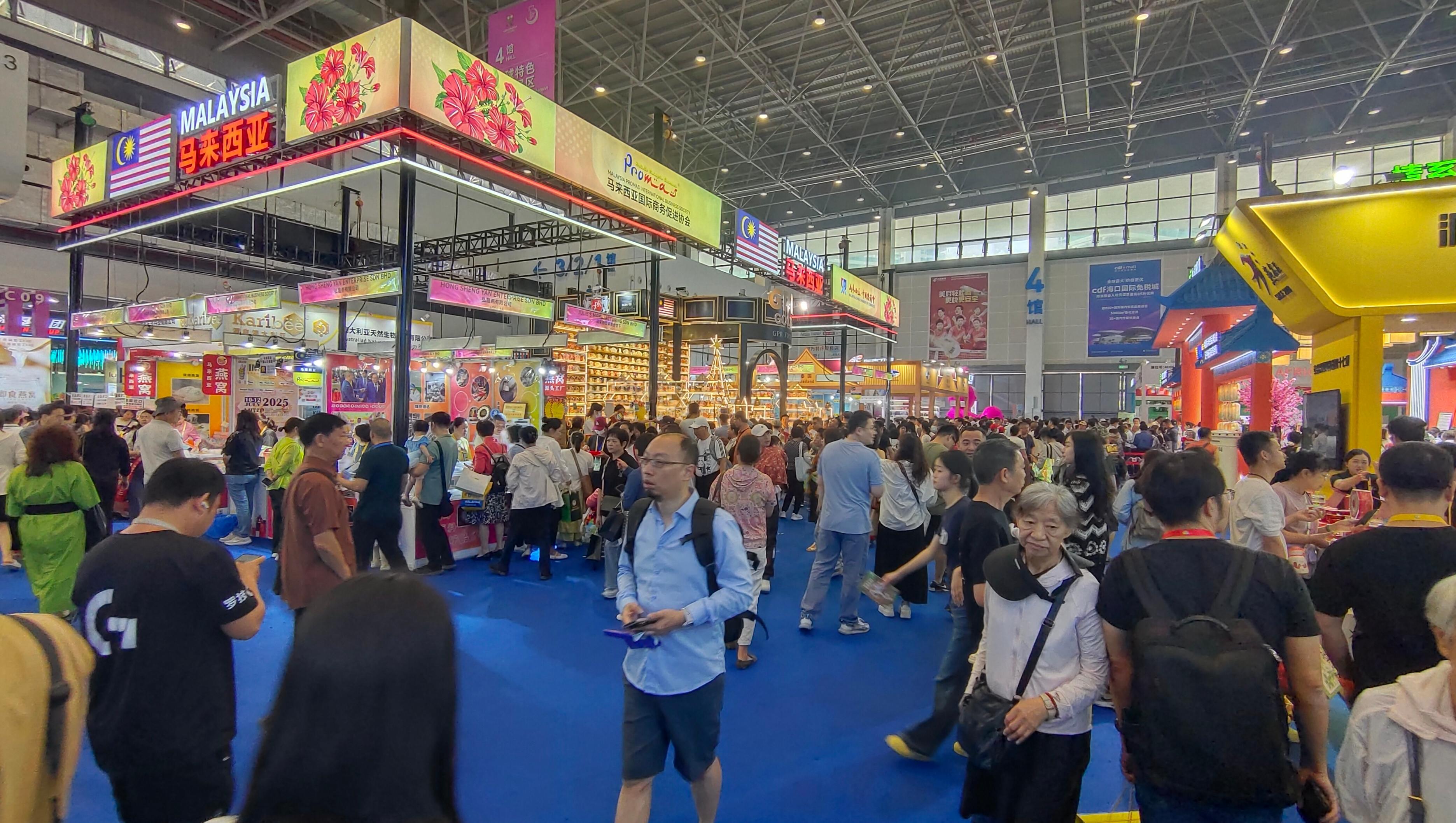 消博會迎來公眾開放日，眾多市民、客商來到展館參觀、購物。人民網(wǎng)記者 李彤?dāng)z