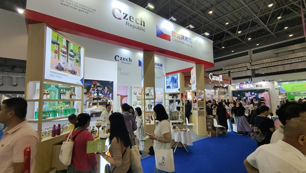 觀展者在各國展臺采購、咨詢。人民網(wǎng)記者 李彤?dāng)z