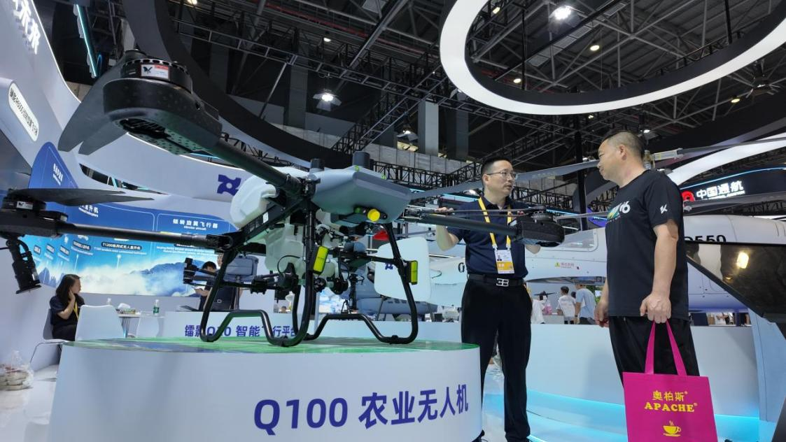 低空經(jīng)濟展區(qū)展出的農(nóng)業(yè)無人機裝備。人民網(wǎng) 歐陽易佳攝