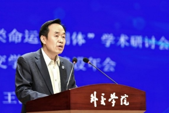 外交學(xué)院黨委書記王世廷大使致辭。主辦方供圖