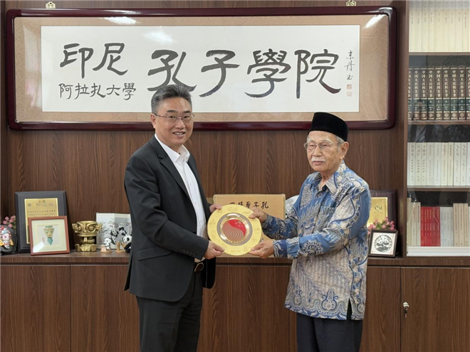 雙方交換禮物?；顒又鬓k方供圖
