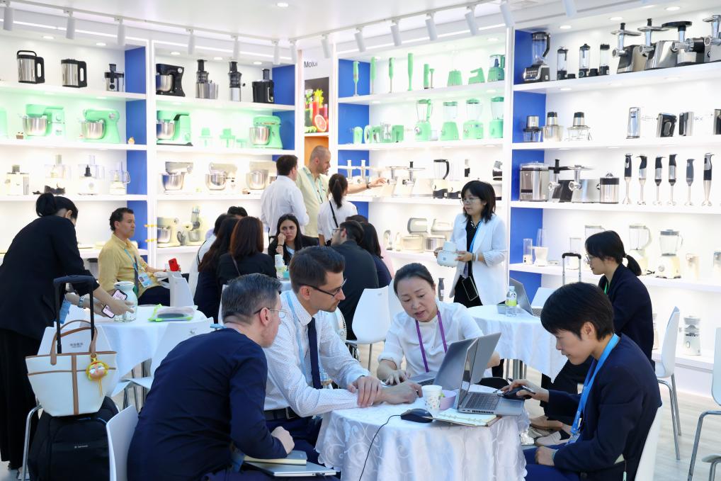 4月15日，在第137屆廣交會開幕當(dāng)天，海外客商在一家電器公司的展區(qū)洽談。 新華社記者 劉大偉 攝