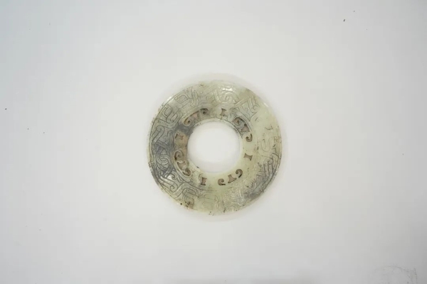武王墩一號(hào)墓出土的鏤孔玉璧。全國(guó)十大考古新發(fā)現(xiàn)活動(dòng)辦公室供圖