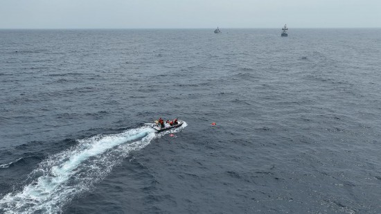 4月23日，中越海警開展海上聯(lián)合搜救演練，模擬營救落水人員。（中國海警供圖）