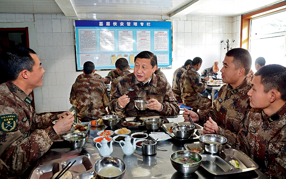 2014年1月26日，習(xí)近平主席專程來(lái)到內(nèi)蒙古軍區(qū)邊防某部，親切看望慰問(wèn)戍邊官兵。這是在連隊(duì)食堂，習(xí)近平主席同戰(zhàn)士們一起用餐。
