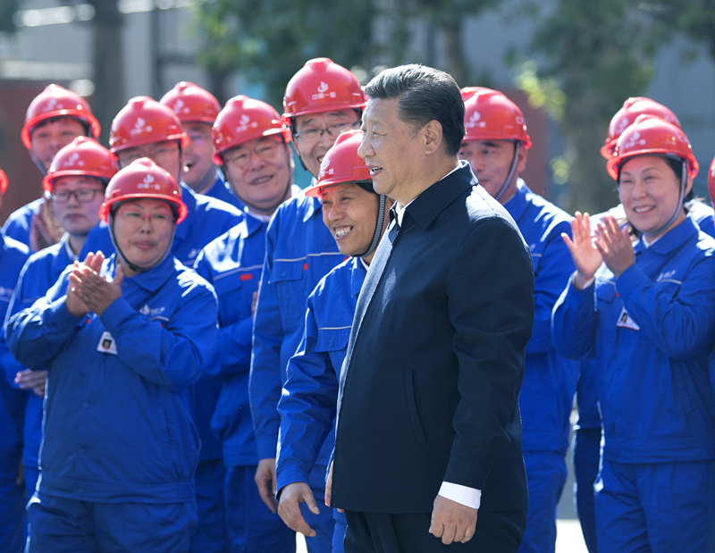 2018年9月26日，在中國一重集團，習近平總書記走到工人中間，同大家親切交流。