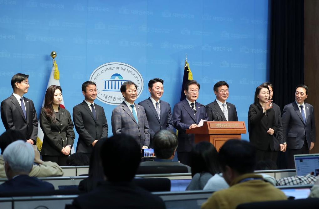 4月11日，李在明在韓國(guó)首爾舉行的新聞發(fā)布會(huì)上介紹他的總統(tǒng)競(jìng)選團(tuán)隊(duì)。新華社記者姚琪琳攝