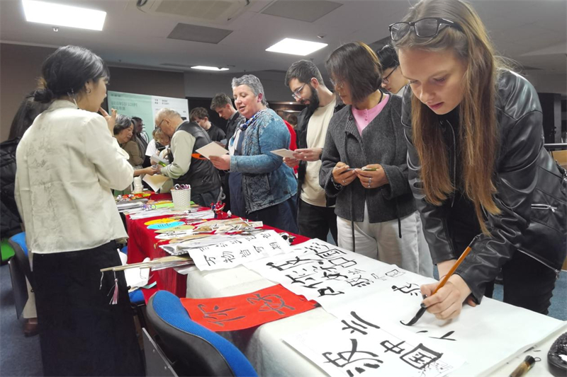 現(xiàn)場來賓體驗(yàn)中國傳統(tǒng)文化。中國駐波蘭大使館供圖。