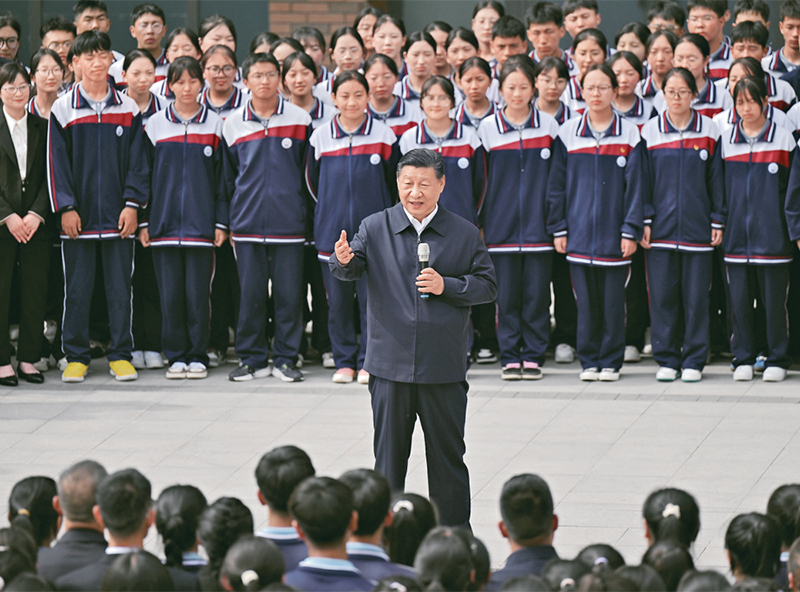 2024年6月18日至19日，中共中央總書(shū)記、國(guó)家主席、中央軍委主席習(xí)近平在青海考察。這是18日下午，習(xí)近平在果洛西寧民族中學(xué)考察時(shí)，同師生們親切交流。 新華社記者 岳月偉/攝
