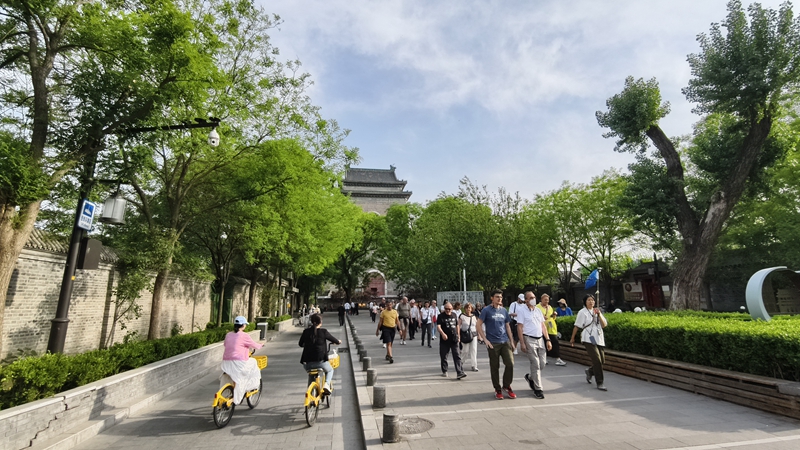 外國游客游覽北京鼓樓。人民網(wǎng)記者 李楠樺攝