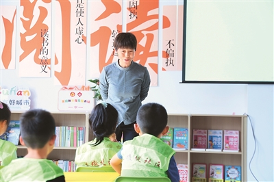 田桂月帶領孩子共讀繪本《點》。李澤罡攝