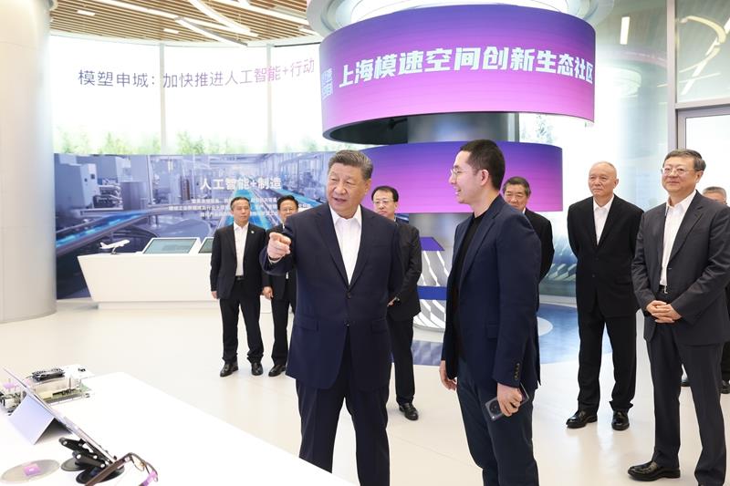 △2025年4月29日，習(xí)近平總書記在上海“模速空間”大模型創(chuàng)新生態(tài)社區(qū)，察看大模型產(chǎn)品展示。