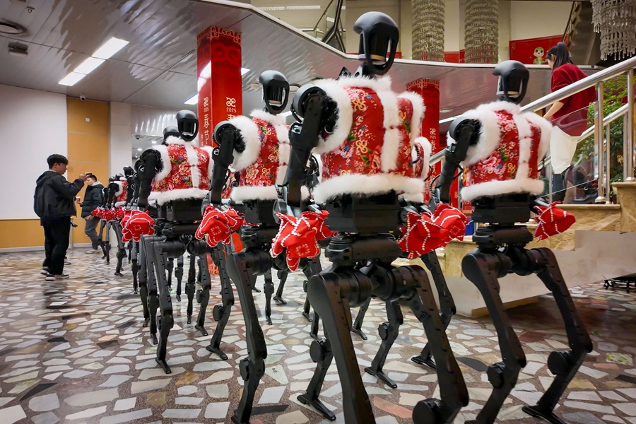 2025年1月28日，杭州宇樹科技人形機(jī)器人在2025年央視春晚后臺(tái)。新華社發(fā)