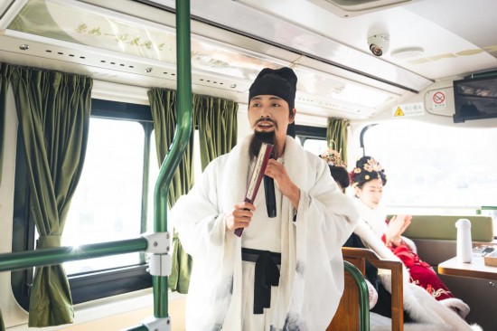 身著古裝的“伴游”在“長安尋夢”主題觀光車上為游客講解。（受訪者供圖）