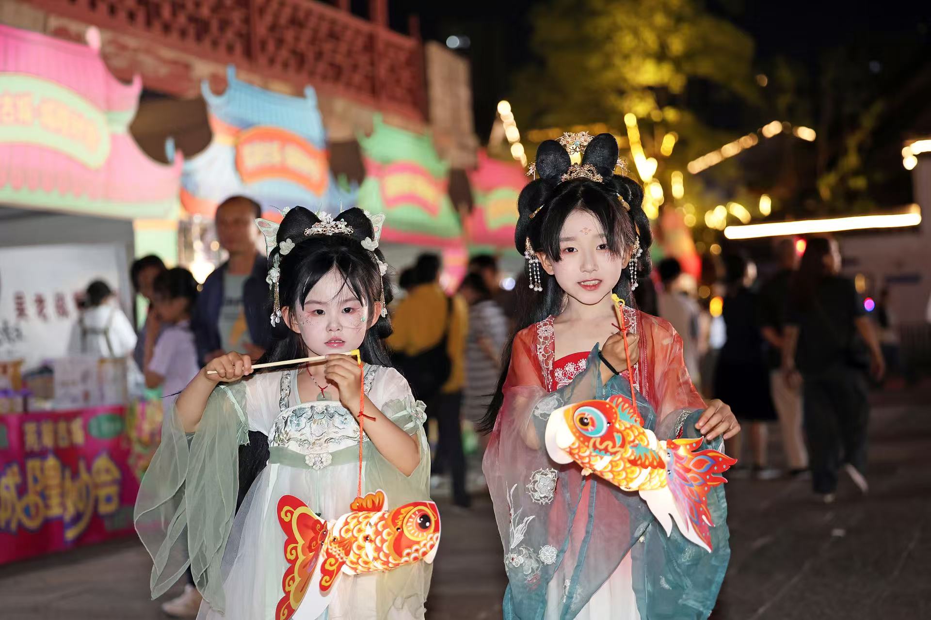 2025年5月2日晚，安徽蕪湖古城，魚燈巡游吸引游人駐足觀看。（圖片來源：視覺中國(guó)）