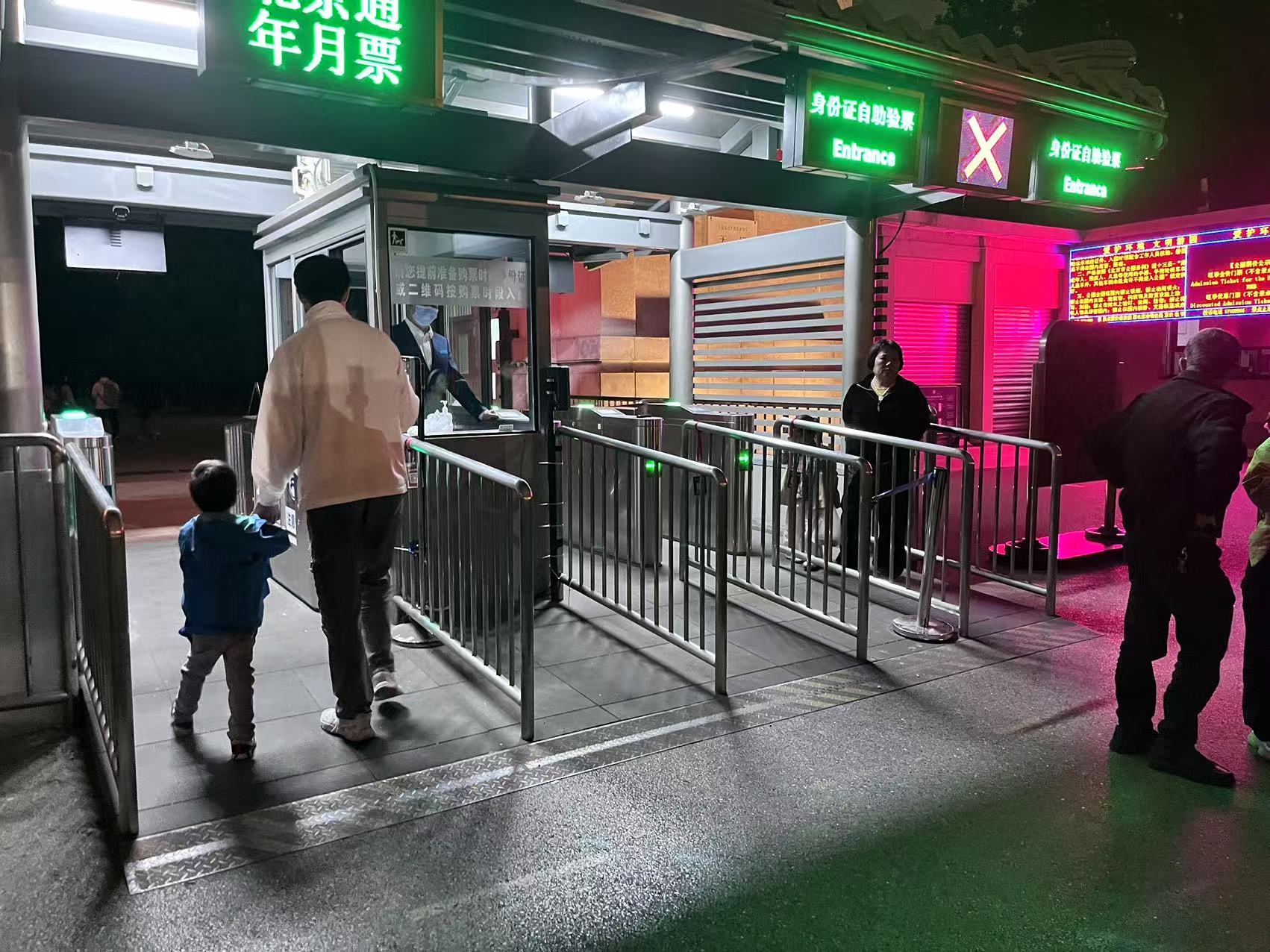 北京天壇公園延長開放時間，游客進入游覽。人民網(wǎng)記者 李楠樺攝