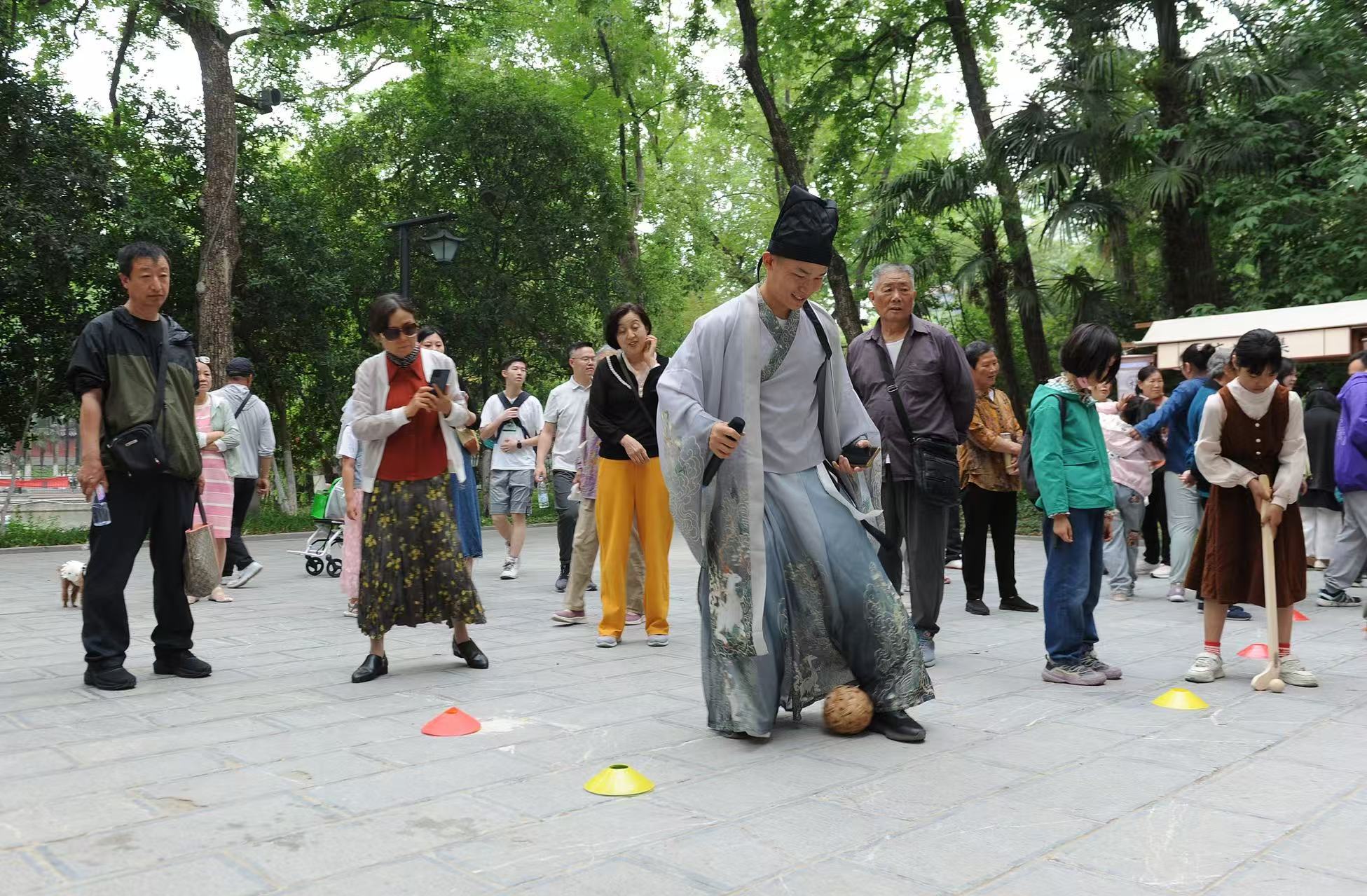 2025年5月3日，安徽省合肥市包公園景區(qū)，游客正在參與“蹴鞠”體育活動(dòng)。（圖片來源：視覺中國(guó)）