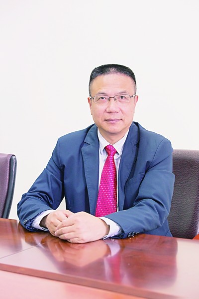 徐飛 教授、博士生導(dǎo)師。歷任上海交通大學(xué)副校長(zhǎng)、西南交通大學(xué)校長(zhǎng)、上海財(cái)經(jīng)大學(xué)常務(wù)副校長(zhǎng)，現(xiàn)任福耀科技大學(xué)常務(wù)副校長(zhǎng)。國(guó)務(wù)院政府特殊津貼專家。先后兼任中國(guó)鐵道學(xué)會(huì)副理事長(zhǎng)，中國(guó)管理學(xué)會(huì)組織與戰(zhàn)略專業(yè)委員會(huì)副主任，教育部高等學(xué)校創(chuàng)新創(chuàng)業(yè)教育指導(dǎo)委員會(huì)副主任，中國(guó)高等教育學(xué)會(huì)創(chuàng)新創(chuàng)業(yè)教育分會(huì)理事長(zhǎng)，中國(guó)高質(zhì)量MBA教育認(rèn)證（CAMEA）工作委員會(huì)副主任，中國(guó)職業(yè)技術(shù)教育學(xué)會(huì)副會(huì)長(zhǎng)等。主要研究領(lǐng)域?yàn)閼?zhàn)略管理、競(jìng)爭(zhēng)戰(zhàn)略與博弈論、創(chuàng)新創(chuàng)業(yè)、跨文化戰(zhàn)略領(lǐng)導(dǎo)力等。出版著作20余部。