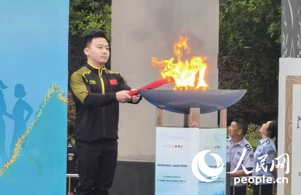 在活動開幕式上，馮喆點燃火炬。人民網(wǎng)記者 楊磊攝
