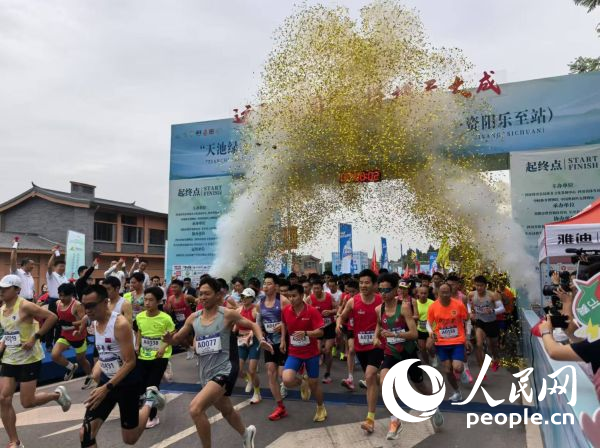 全民健身跑參賽選手沖出起點。人民網(wǎng)記者 楊磊攝