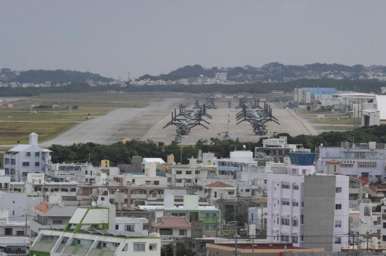 這是2023年11月25日在日本沖繩美軍普天間基地駐留的“魚鷹”運(yùn)輸機(jī)（資料照片）。新華社記者馮武勇攝