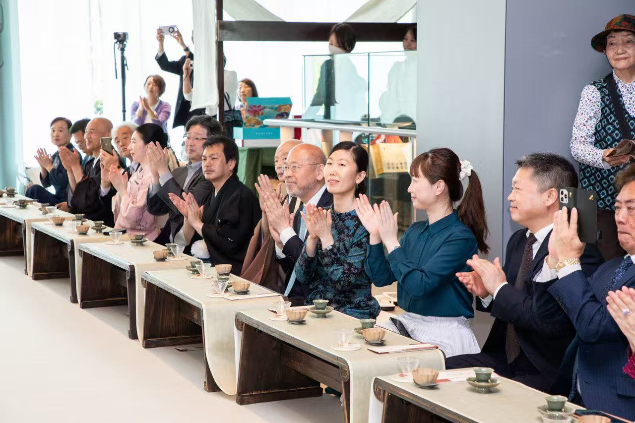 中日兩國文旅界、各茶道流派嘉賓出席開幕式。中國駐大阪旅游辦事處供圖