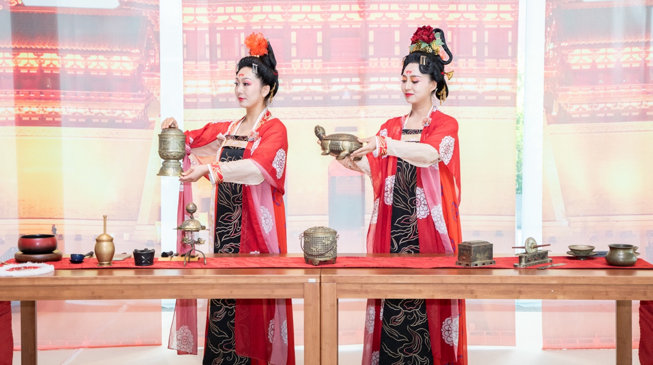 法門寺地宮出土文物一比一復刻的宮廷茶器。中國駐大阪旅游辦事處供圖