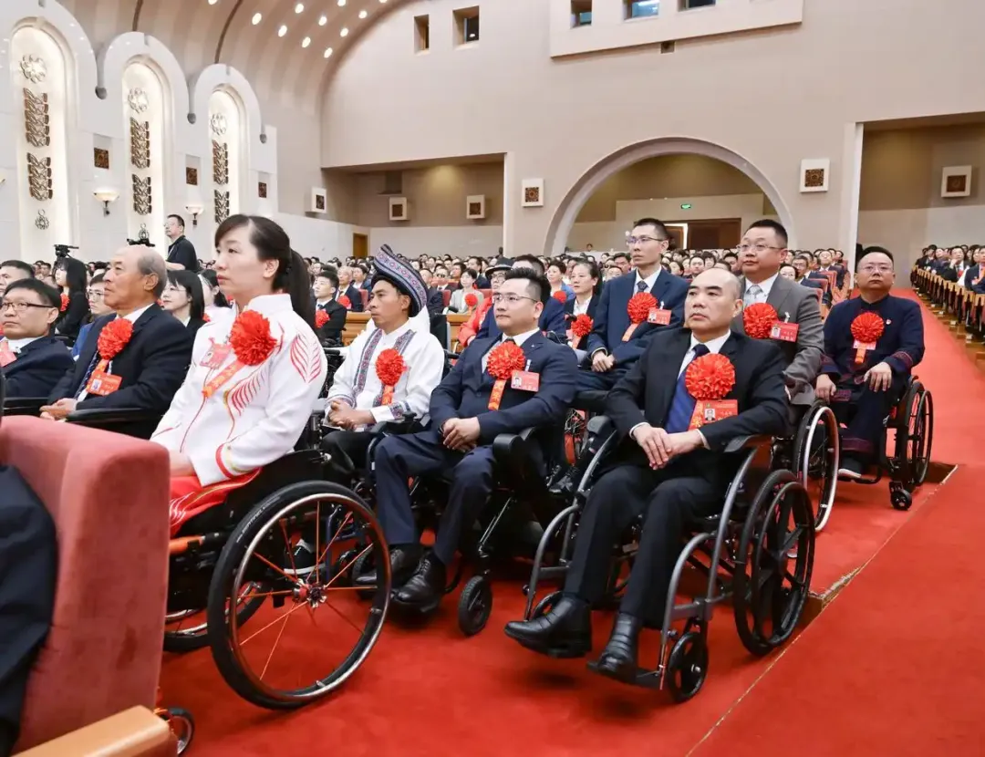 2025年5月16日，第七次全國自強(qiáng)模范暨助殘先進(jìn)表彰大會在北京召開。大會表彰了200名“全國自強(qiáng)模范”、200個(gè)“全國殘疾人工作先進(jìn)集體”和60名“全國殘疾人工作先進(jìn)個(gè)人”。