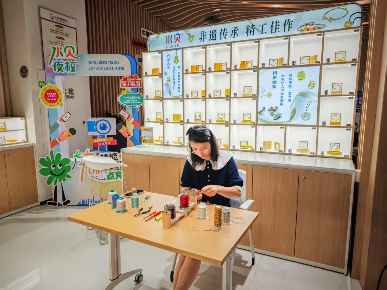水貝夜校學(xué)員正在展示手工編繩過程。人民網(wǎng) 肖聰聰攝