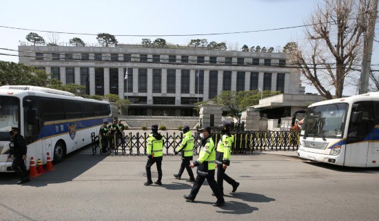 4月3日，在韓國(guó)首爾，警察在韓國(guó)憲法法院前執(zhí)勤。新華社記者姚琪琳攝
