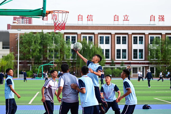 2024年6月18日，學(xué)生在青海果洛西寧民族中學(xué)打籃球。新華社記者 張龍 攝