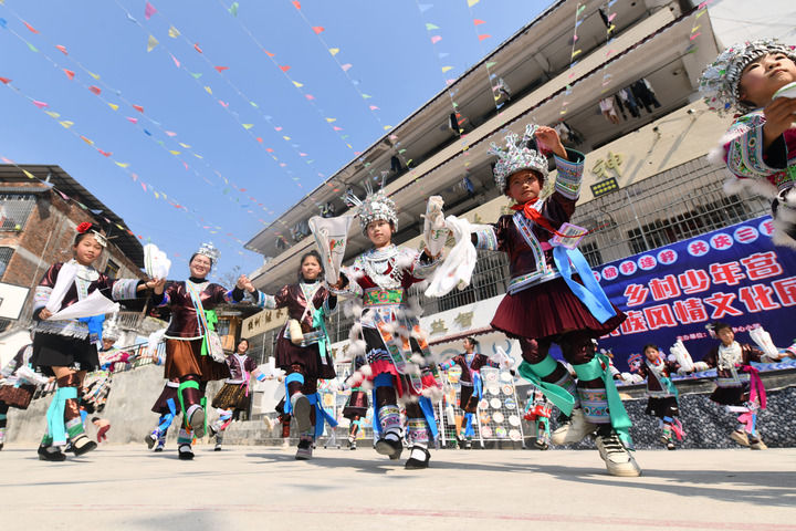 2025年3月25日，廣西柳州市融水苗族自治縣桿洞鄉(xiāng)中心小學(xué)學(xué)生在跳蘆笙踩堂舞。新華社記者 黃孝邦 攝