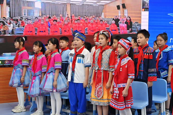 2025年3月28日，在“壯蒙一家親 共筑中國夢”手拉手主題云隊會上，廣西南寧市濱湖路小學(xué)四（1）中隊隊員通過網(wǎng)絡(luò)和內(nèi)蒙古鄂爾多斯東勝區(qū)第十二小學(xué)四（9）中隊隊員一起唱《中國少年先鋒隊隊歌》。新華社記者 周華 攝