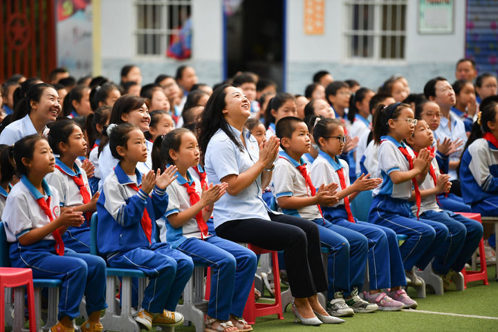 2021年7月1日，在位于陜西省延安市的楊家?guī)X福州希望小學(xué)，師生收看慶祝中國共產(chǎn)黨成立100周年大會。新華社記者 張博文 攝
