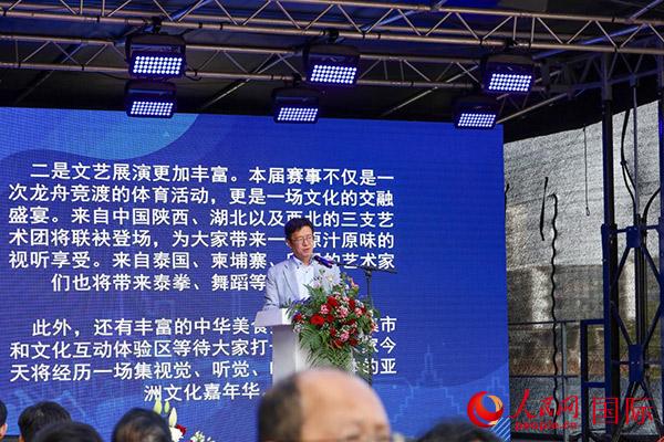 中國駐法蘭克?？傤I(lǐng)事黃昳揚(yáng)在致辭中對龍舟賽表示熱烈祝賀。人民網(wǎng) 依琳攝