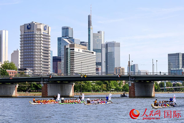 龍舟賽隊(duì)伍奮力揮槳、破浪前行。人民網(wǎng) 依琳攝