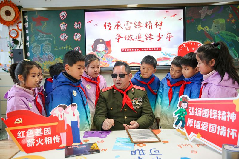 2025年3月3日，江蘇南通如皋市安定小學(xué)里，傷殘軍人許波銀在思政小課堂上向?qū)W生講述雷鋒故事。