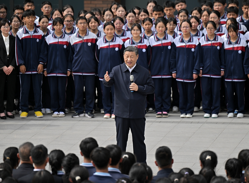 2024年6月18日，習(xí)近平總書記在青海果洛西寧民族中學(xué)考察時(shí)，同師生們親切交流。