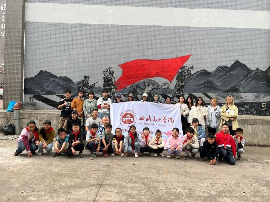 “行動(dòng)中的課堂：探尋茶馬古道紅色印記”工作坊與當(dāng)?shù)匦W(xué)生共同創(chuàng)作主題壁畫。
