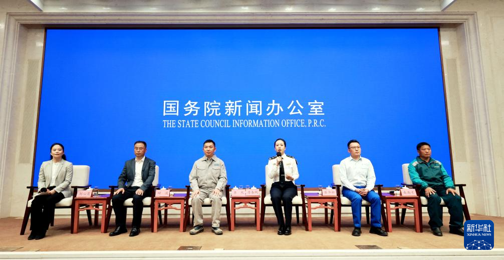 5月29日，國(guó)務(wù)院新聞辦公室在北京舉行“新征程上的奮斗者”中外記者見(jiàn)面會(huì)，交通運(yùn)輸領(lǐng)域代表圍繞“加快建設(shè)交通強(qiáng)國(guó) 勇當(dāng)開(kāi)路先鋒”與中外記者見(jiàn)面交流。新華社記者 潘旭 攝