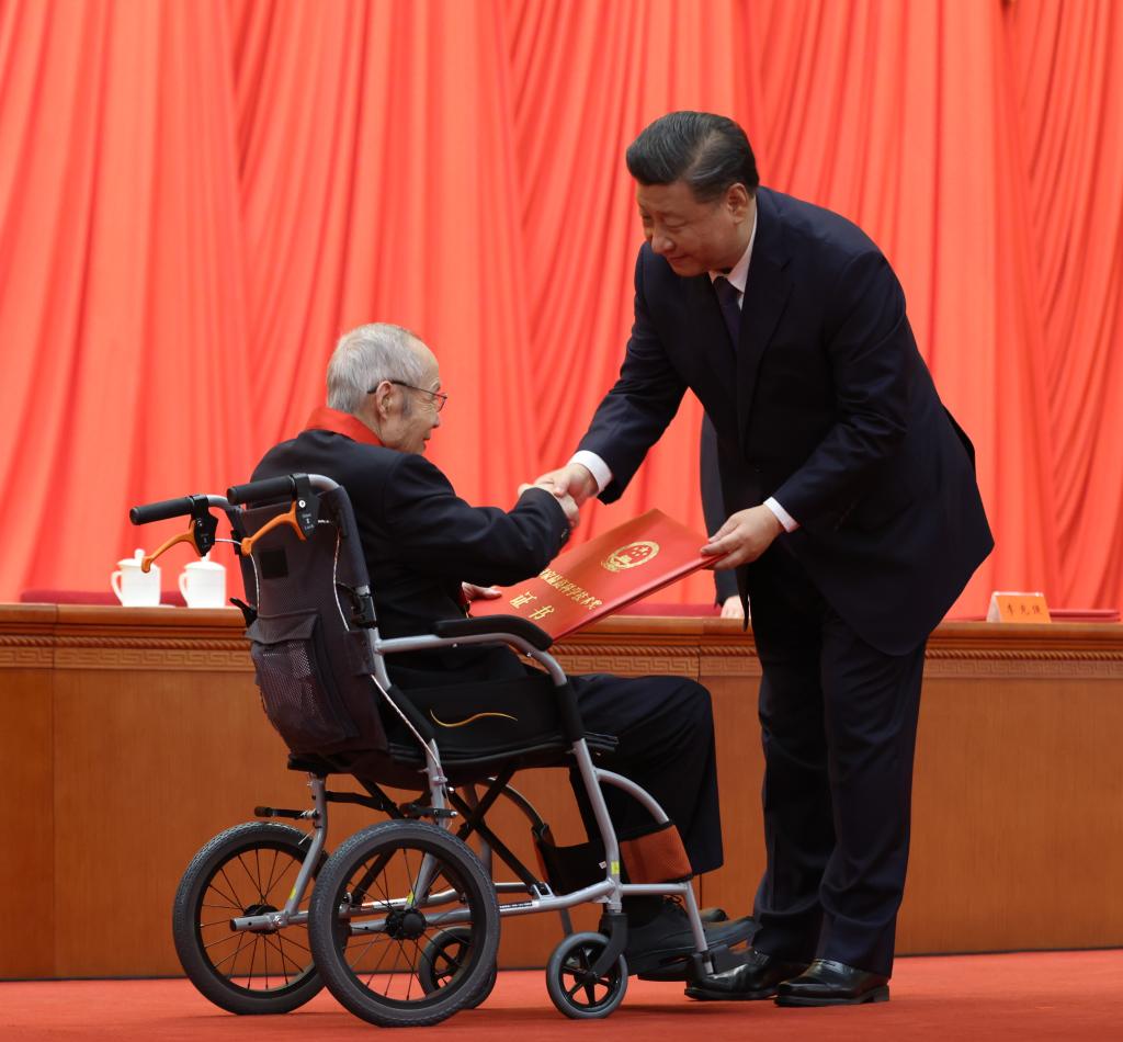 2021年11月3日，2020年度國家科學(xué)技術(shù)獎勵大會在北京人民大會堂隆重舉行。習(xí)近平總書記向獲得2020年度國家最高科學(xué)技術(shù)獎的中國航空工業(yè)集團有限公司顧誦芬院士頒獎。新華社記者 龐興雷 攝