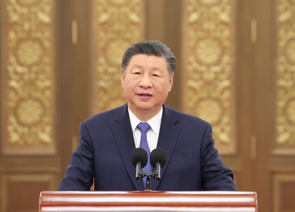 2024年9月23日，習(xí)近平總書記在人民大會堂接見探月工程嫦娥六號任務(wù)參研參試人員代表并參觀月球樣品和探月工程成果展覽。這是習(xí)近平總書記發(fā)表重要講話。新華社記者 鞠鵬 攝