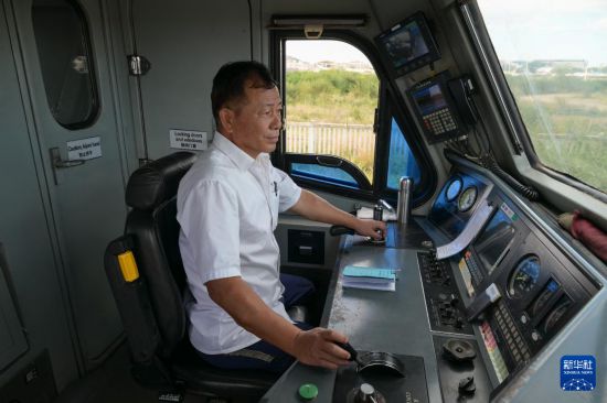 5月31日，在蒙內(nèi)鐵路內(nèi)羅畢站，機車駕駛員蔣立平在即將開往蒙巴薩的E2次列車上進行準備工作。新華社記者 楊光 攝
