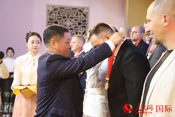 中國(guó)駐俄羅斯大使張漢暉為獲獎(jiǎng)?wù)哳C獎(jiǎng)。人民網(wǎng)記者 肖新新攝